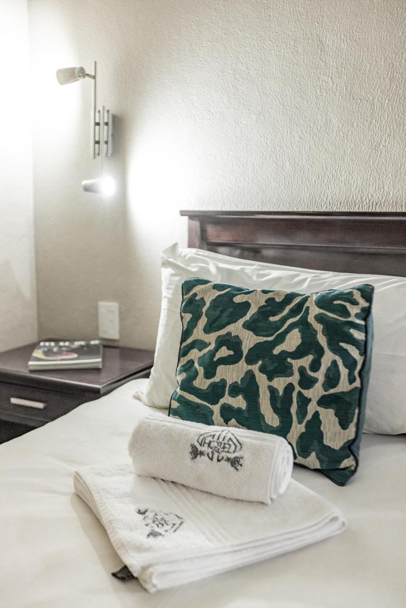Hotel 247 @ Уайт Ривър Екстериор снимка