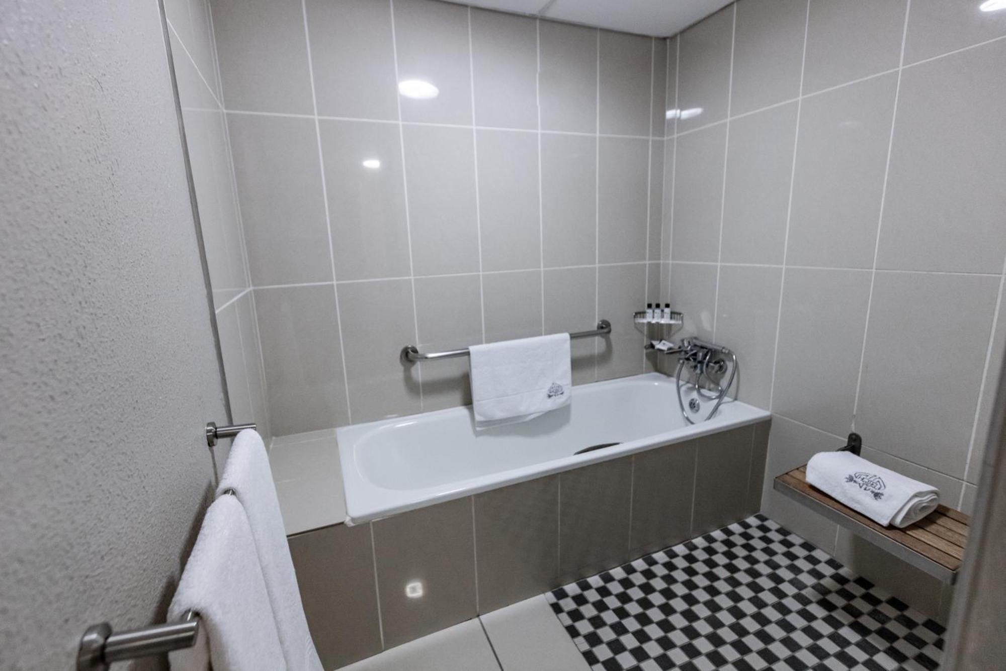 Hotel 247 @ Уайт Ривър Екстериор снимка