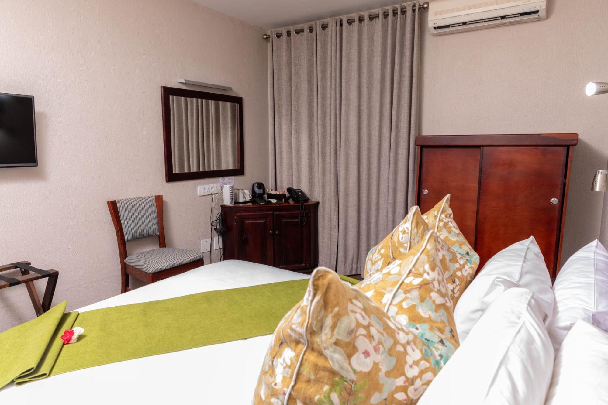 Hotel 247 @ Уайт Ривър Екстериор снимка