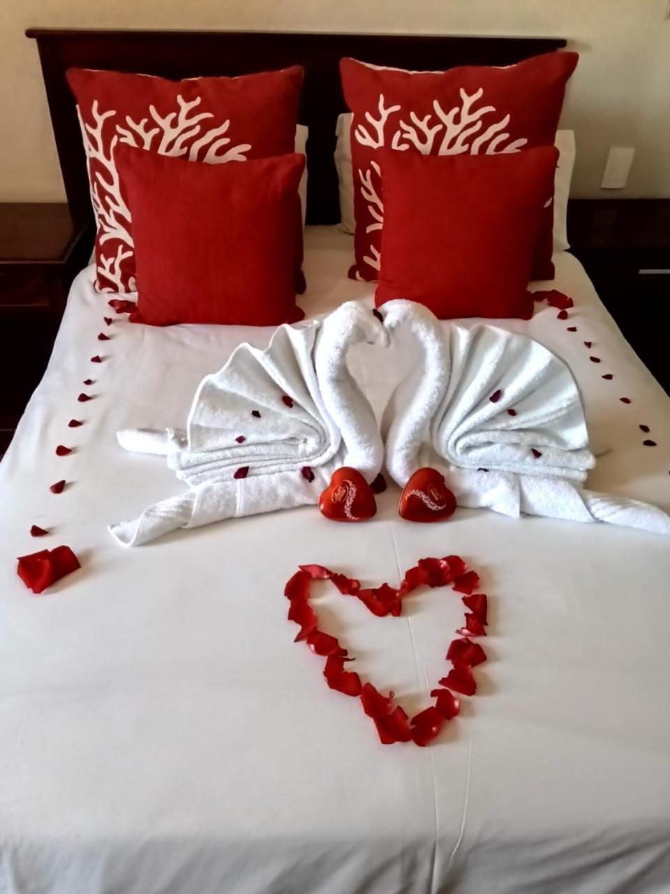 Hotel 247 @ Уайт Ривър Екстериор снимка